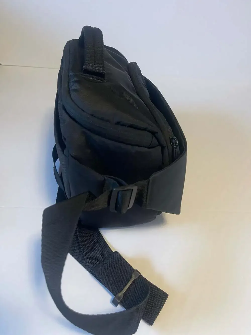 BAGSMART Soar 6L Camera Sling Bag with Tripod Holder - Black